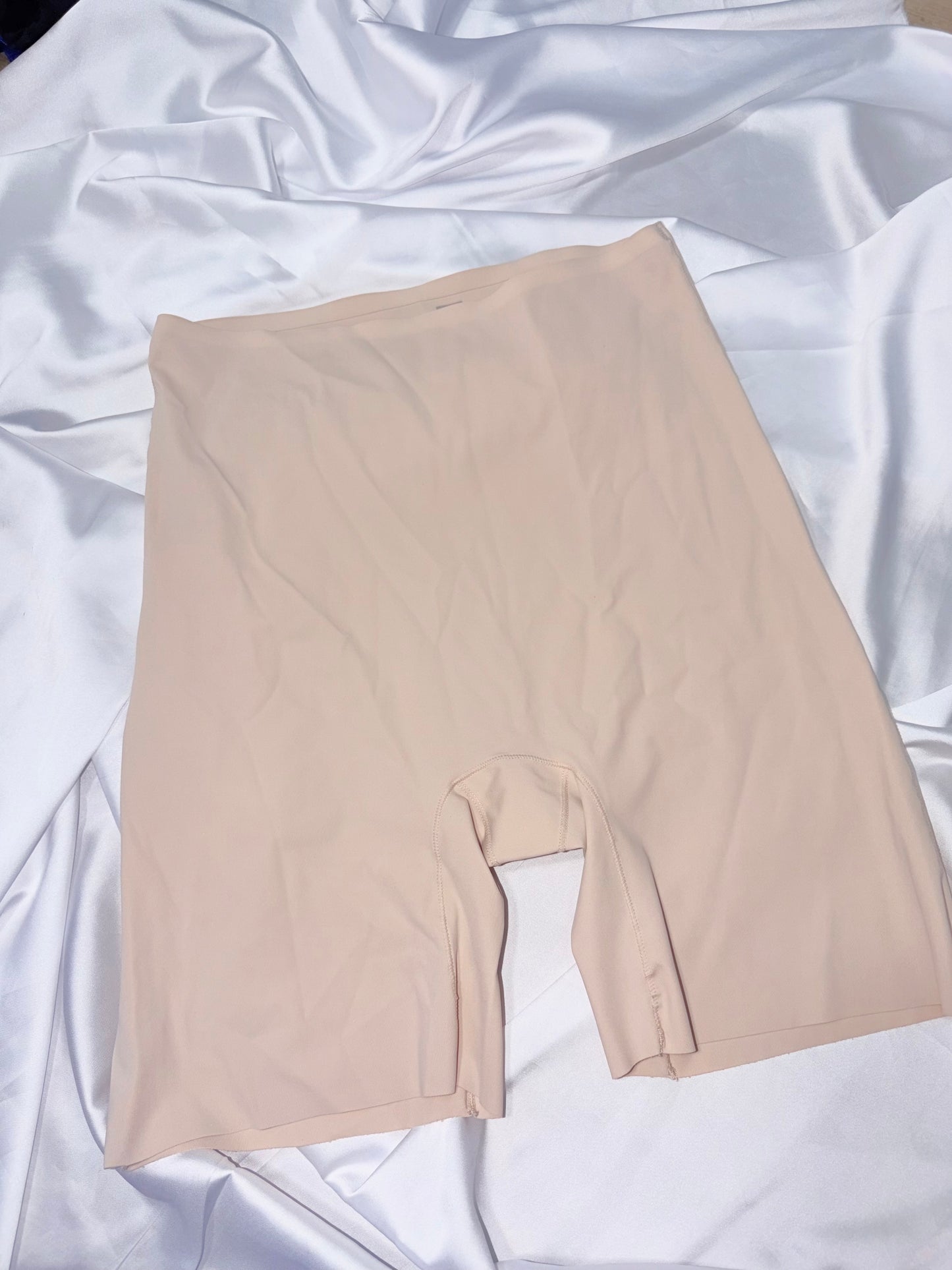 Invisible laser cut high waisted body shaper shorts | M