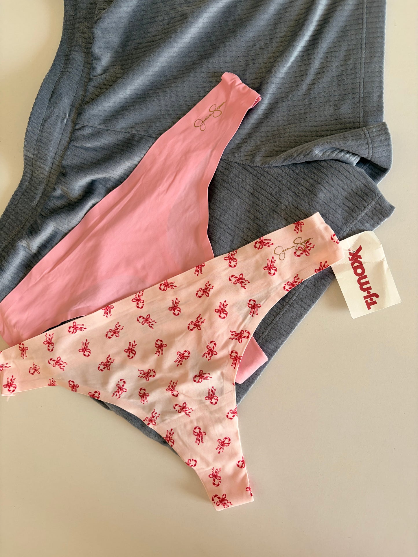 Jessica simpson laser cut set of 2 thongs