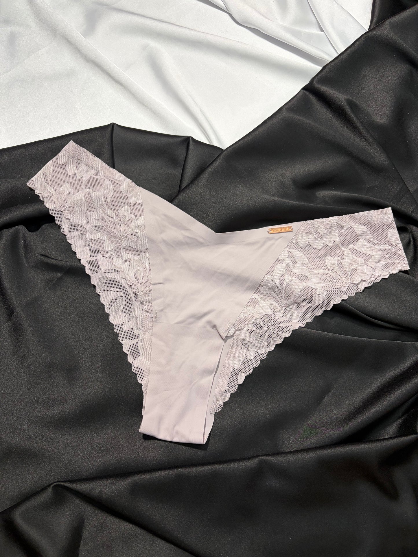 Danskin laser cut seamless V-shaped | L