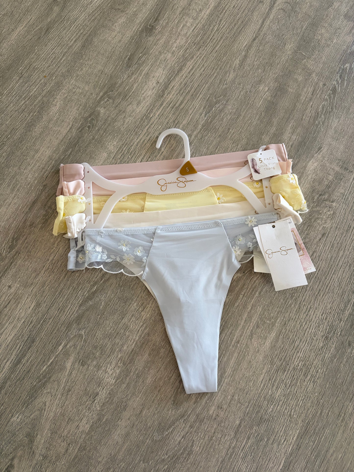 Jessica Simpson pack of 5 laser cut seamless thongs