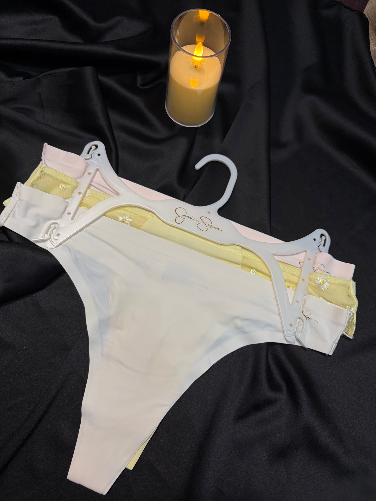 Jessica Simpson pack of 3 seamless laser cut thongs | M