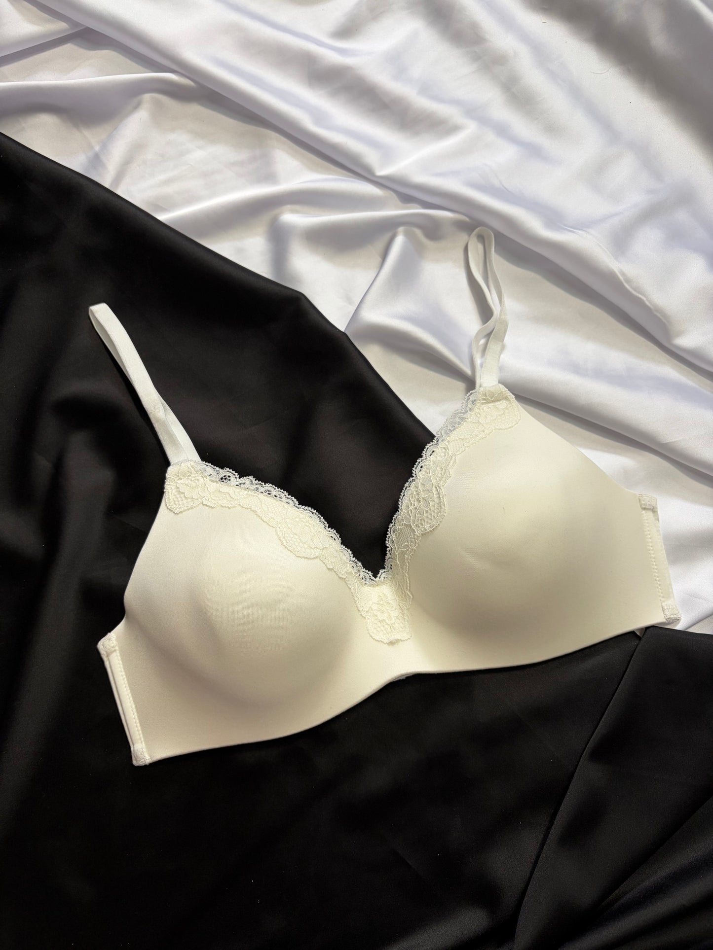 Maidenform wire free molded bra | 34/75 B